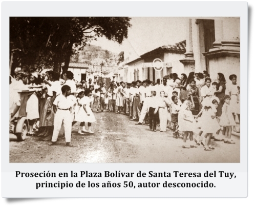 Proseción en la Plaza Bolívar de Santa Teresa del Tuy, principio de los años 50